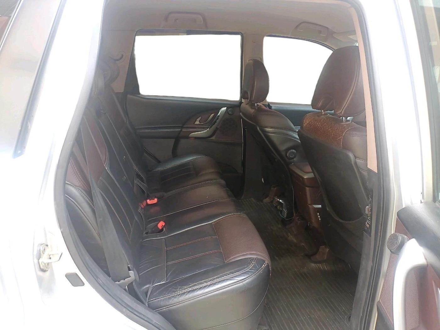 2013 Mahindra XUV500 W8, Diesel, Manual, 1,32,338 km, interior