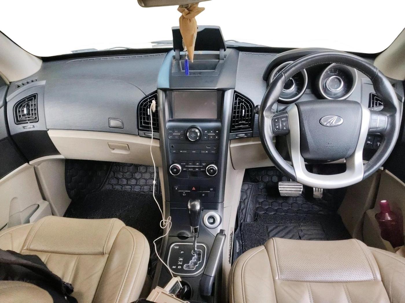 2016 Mahindra XUV500 W10 AT, Diesel, Automatic, 1,23,621 km, interior