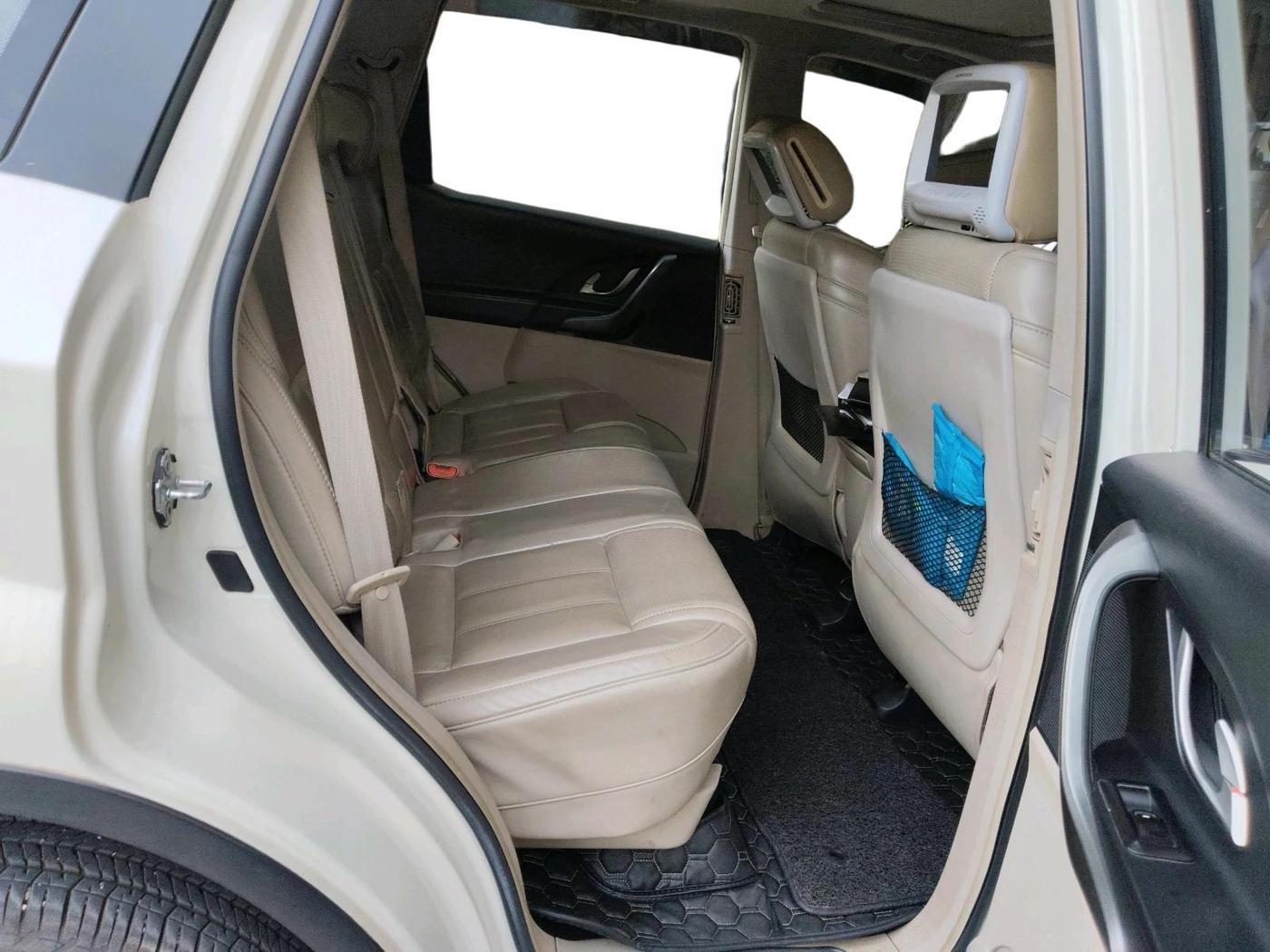 2016 Mahindra XUV500 W10 AT, Diesel, Automatic, 1,23,621 km, interior