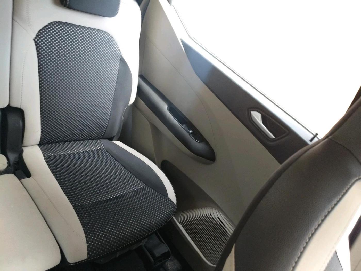 2020 Renault TRIBER RXZ AMT, Petrol, Automatic, 28,602 km, interior