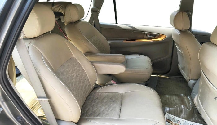 2011 Toyota Innova V 2.5 7 STR, Diesel, Manual, 1,66,846 km, interior