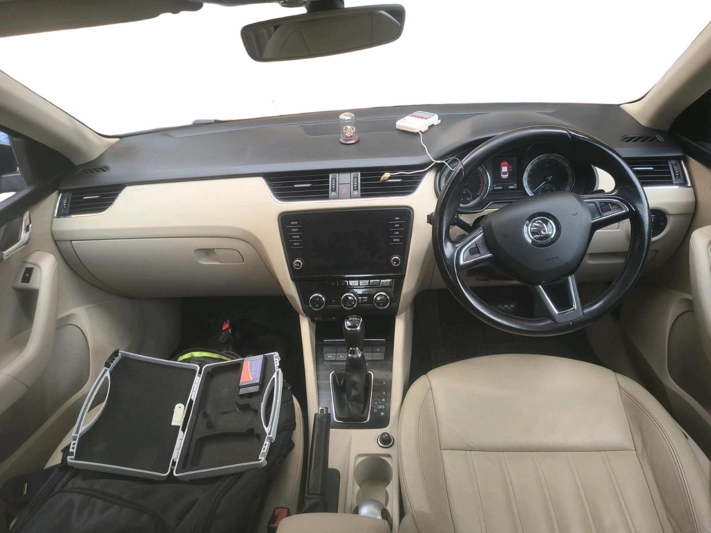 2017 Skoda Octavia STYLE PLUS AT 1.8 TSI, Petrol, Automatic, 1,23,557 km, interior