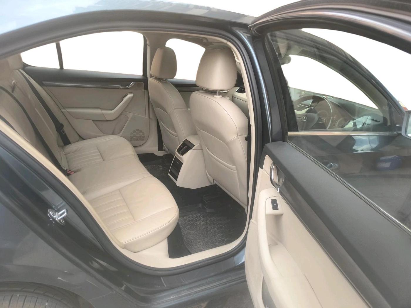 2017 Skoda Octavia STYLE PLUS AT 1.8 TSI, Petrol, Automatic, 1,23,557 km, interior