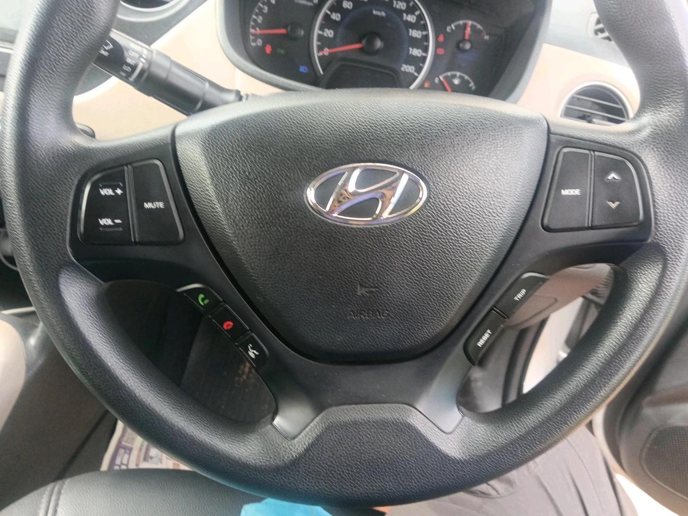 2017 Hyundai Grand i10 SPORTZ AT 1.2 KAPPA VTVT, Petrol, Automatic, 52,401 km, interior