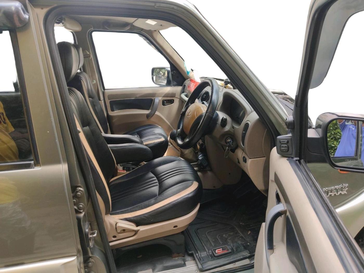 2013 Mahindra Scorpio SLE, Diesel, Manual, 2,62,581 km, interior