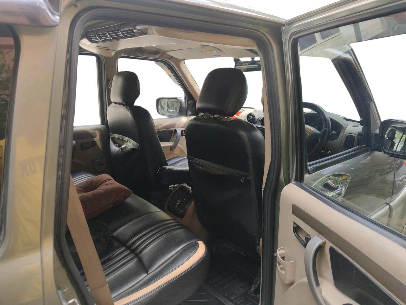 2013 Mahindra Scorpio SLE, Diesel, Manual, 2,62,581 km, interior