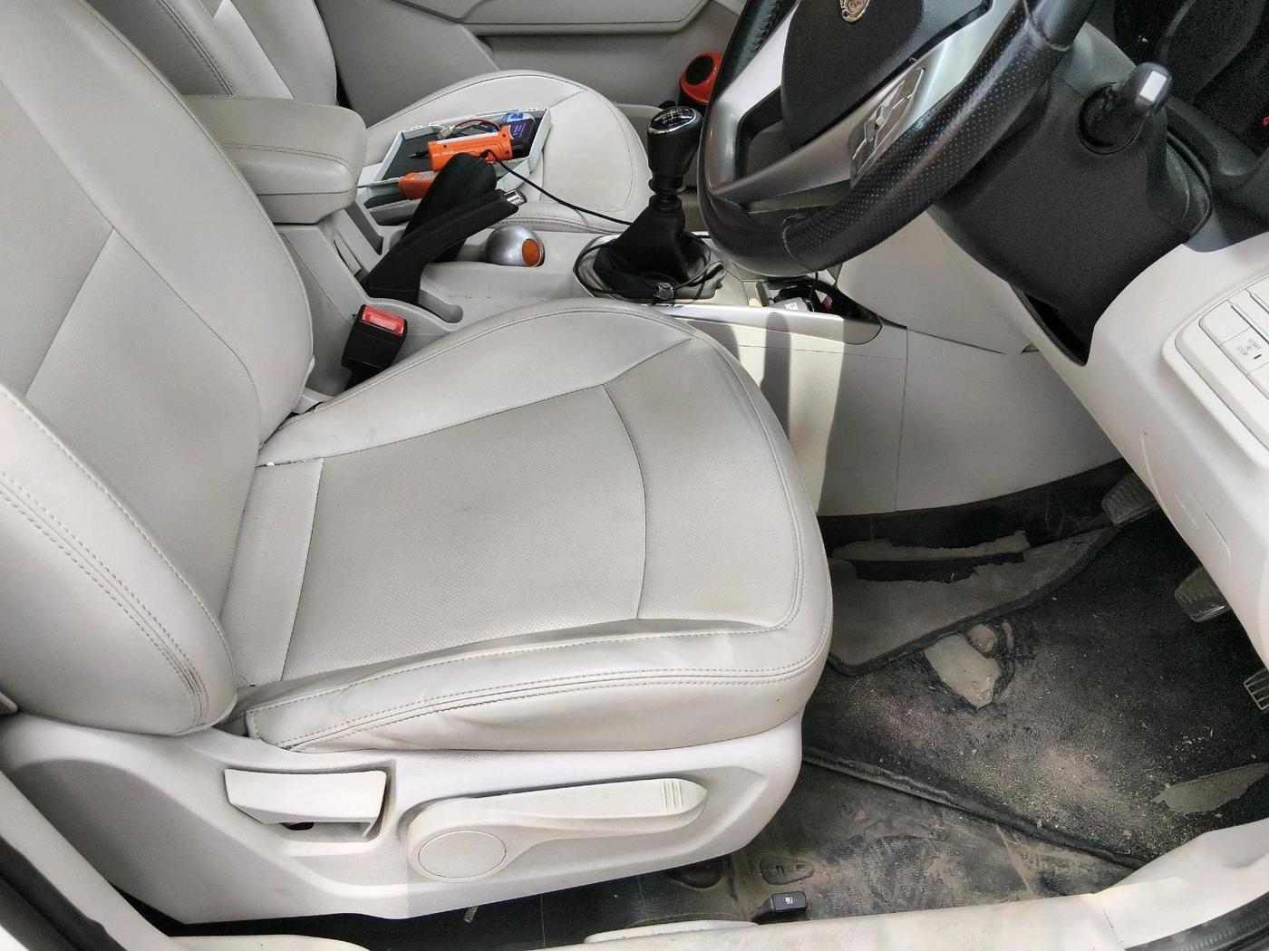 2019 Mahindra XUV300 W8 (O) 1.5 DIESEL, Diesel, Manual, 91,295 km, interior
