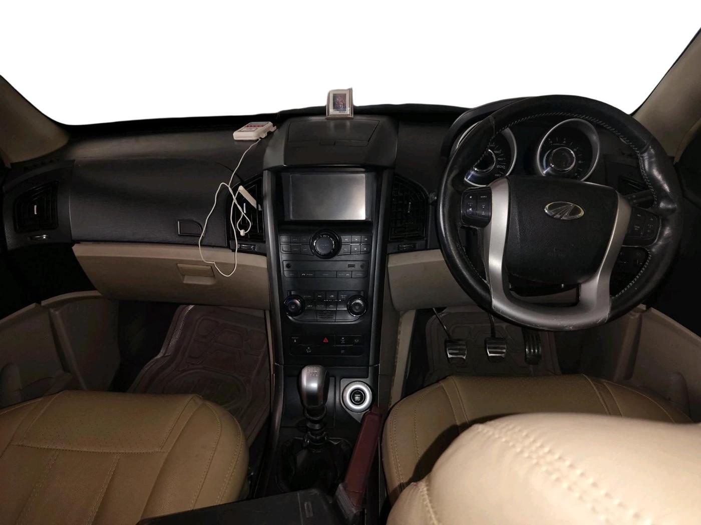 2015 Mahindra XUV500 W10, Diesel, Manual, 1,86,854 km, interior