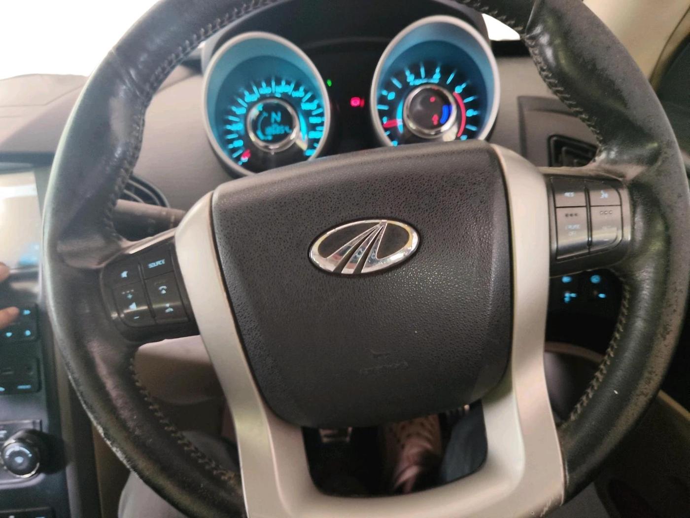2015 Mahindra XUV500 W10, Diesel, Manual, 1,86,854 km, interior