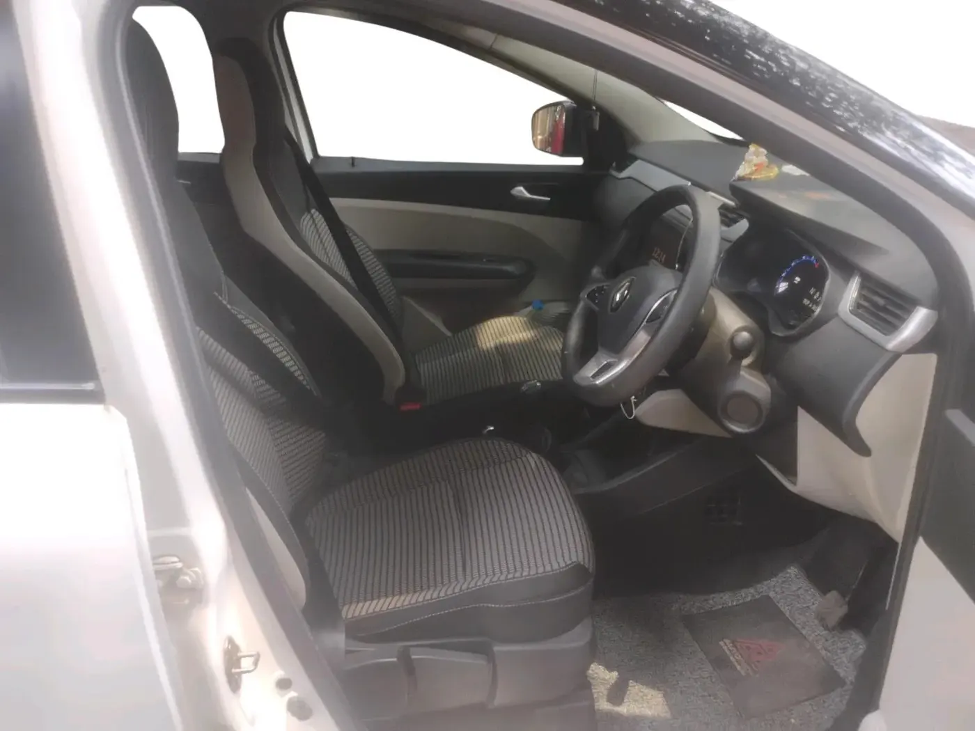 2023 Renault TRIBER RXZ AMT, Petrol, Automatic, 24,221 km, interior