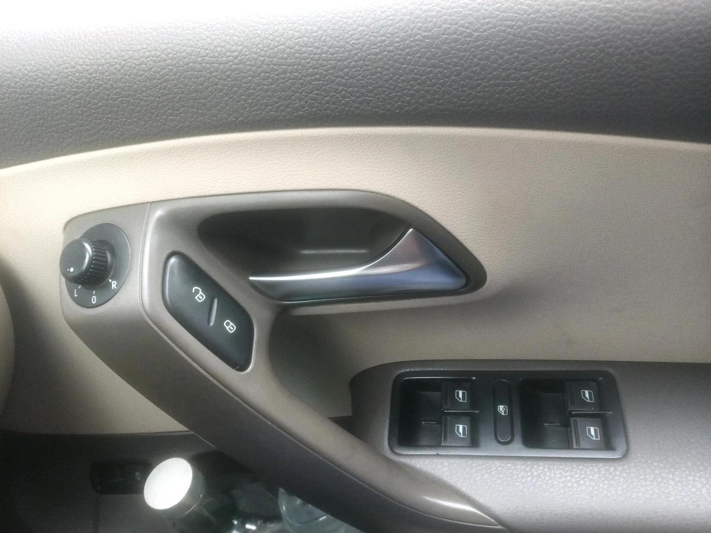 2014 Volkswagen Vento HIGHLINE DIESEL 1.6, Diesel, Manual, 2,33,013 km, interior