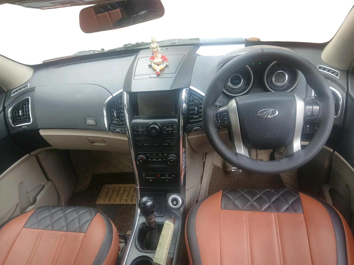 2015 Mahindra XUV500 W10, Diesel, Manual, 1,01,601 km, interior