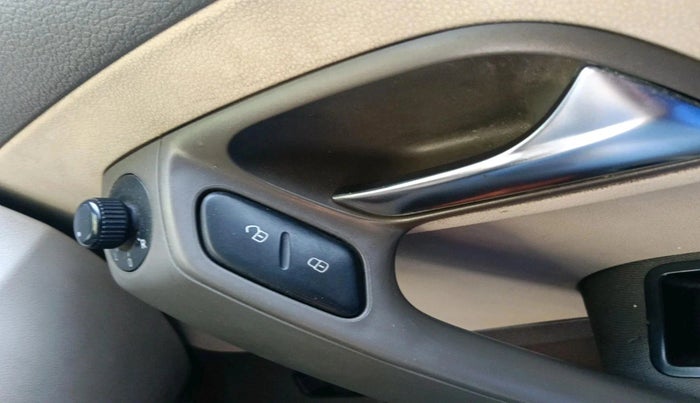 2011 Volkswagen Vento HIGHLINE 1.6 MPI, Petrol, Manual, 1,11,084 km, interior