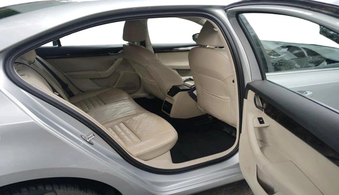 2016 Skoda Octavia 2.0 TDI CR STYLE PLUS AT, Diesel, Automatic, 1,22,325 km, interior