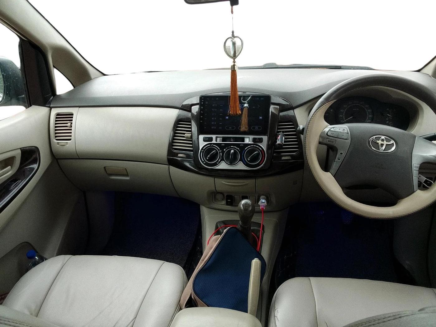 2010 Toyota Innova GX 2.5 7 STR, Diesel, Manual, 1,72,196 km, interior