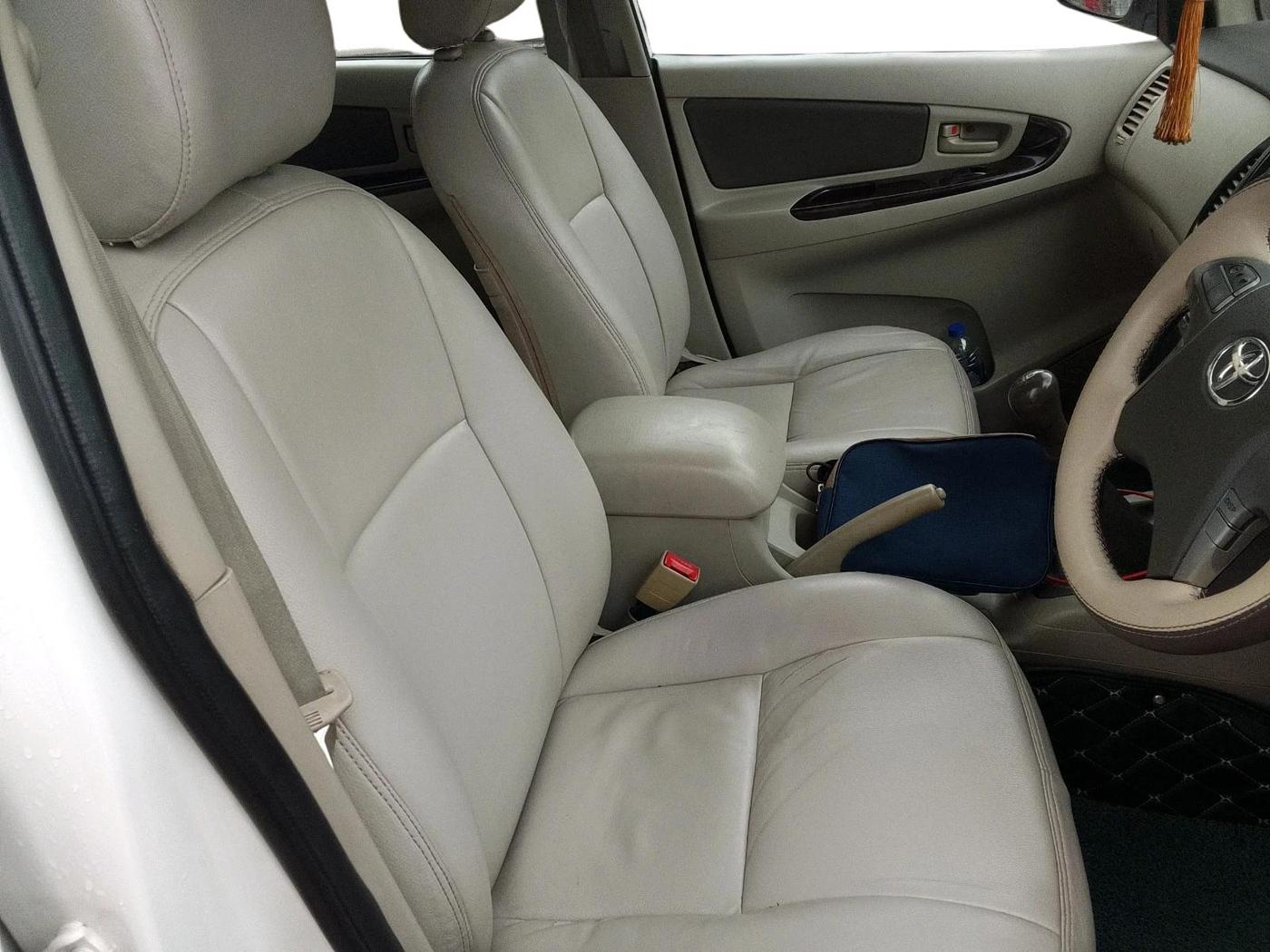 2010 Toyota Innova GX 2.5 7 STR, Diesel, Manual, 1,72,196 km, interior