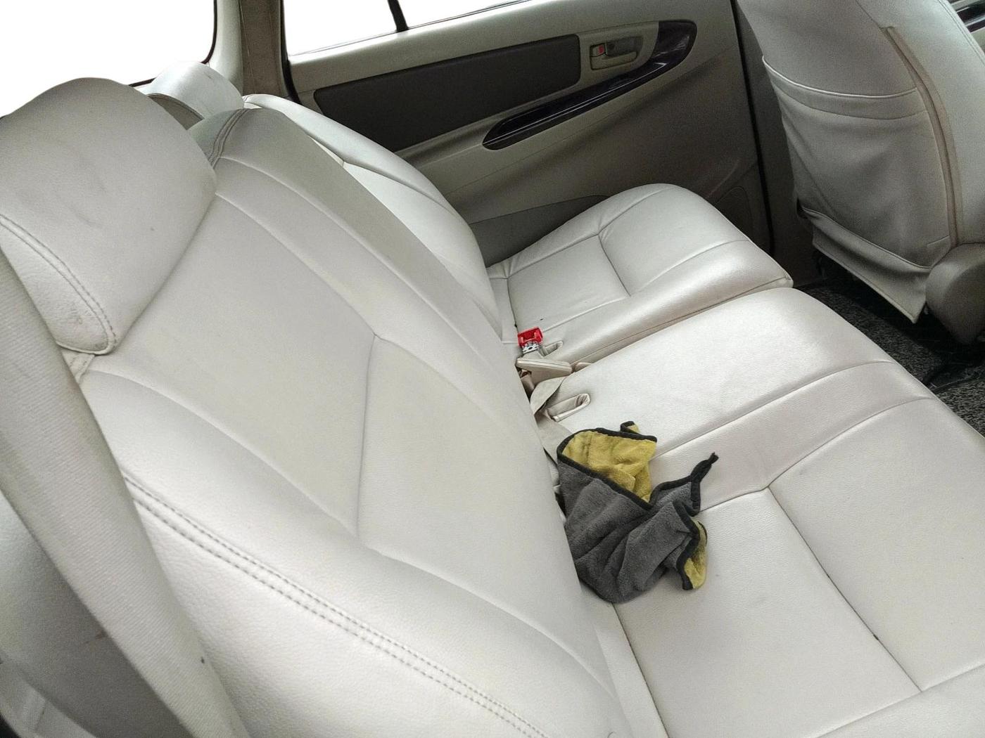 2010 Toyota Innova GX 2.5 7 STR, Diesel, Manual, 1,72,196 km, interior