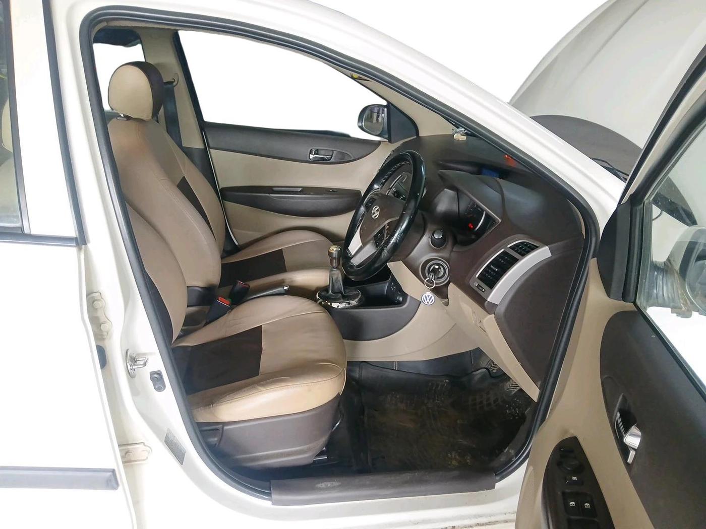 2010 Hyundai i20 SPORTZ 1.2, Petrol, Manual, 1,14,612 km, interior