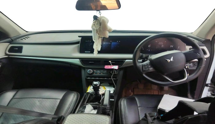 2022 Mahindra XUV700 AX 5 D MT 5 STR, Diesel, Manual, 78,927 km, interior