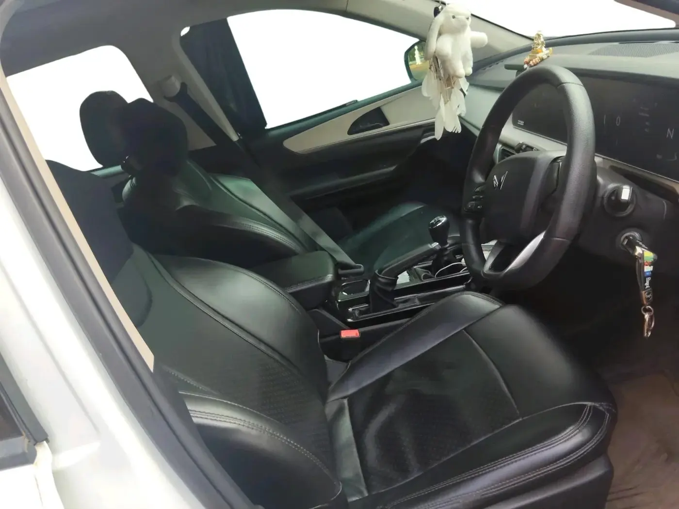 2022 Mahindra XUV700 AX 5 D MT 5 STR, Diesel, Manual, 78,927 km, interior
