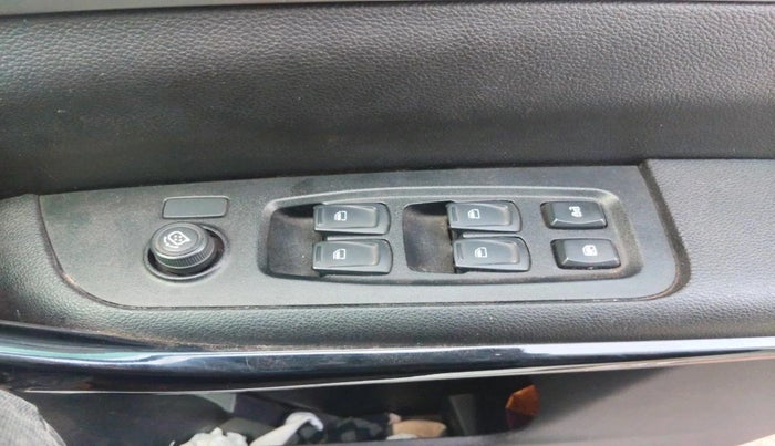 2022 Mahindra XUV700 AX 5 D MT 5 STR, Diesel, Manual, 78,927 km, interior