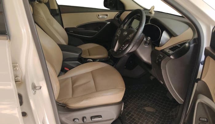 2015 Hyundai Santa Fe 4 WD AT, Diesel, Automatic, 1,42,405 km, interior