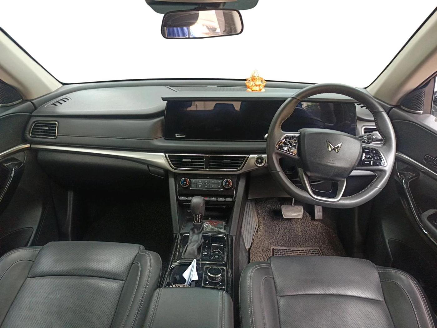 2025 Mahindra XUV700 AX 7 LUXURY D AT 7 STR, Diesel, Automatic, 38,402 km, interior