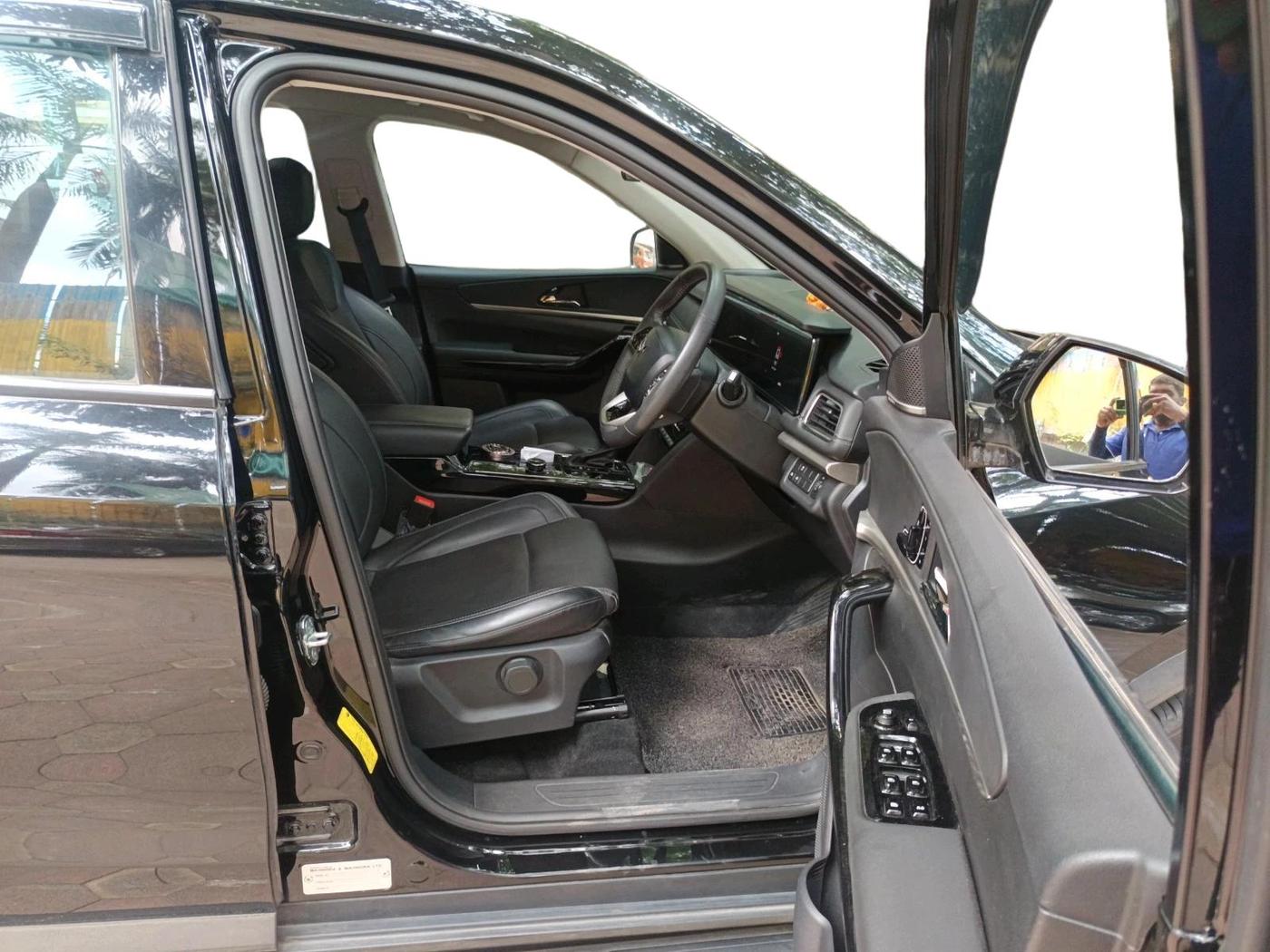 2025 Mahindra XUV700 AX 7 LUXURY D AT 7 STR, Diesel, Automatic, 38,402 km, interior