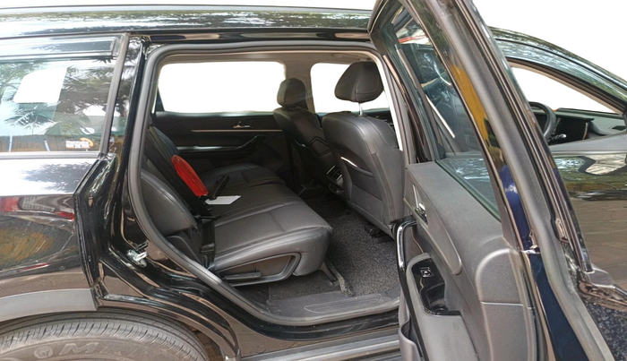 2025 Mahindra XUV700 AX 7 LUXURY D AT 7 STR, Diesel, Automatic, 38,402 km, interior