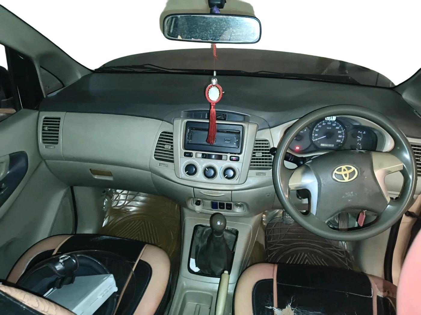 2014 Toyota Innova 2.5 GX 7 STR, Diesel, Manual, 2,29,610 km, interior