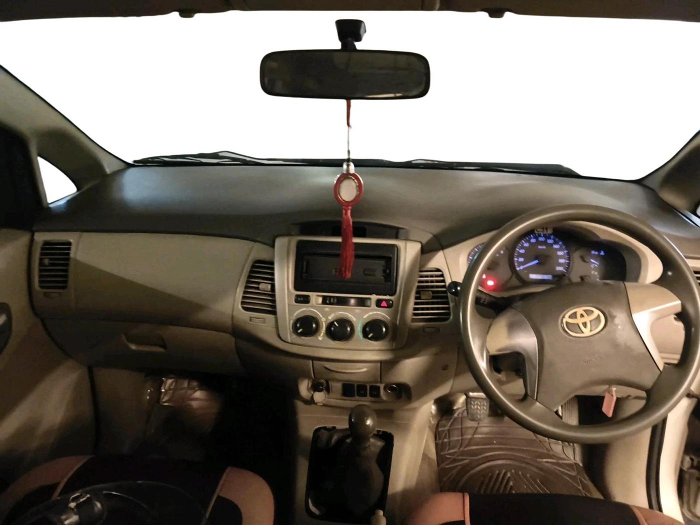 2014 Toyota Innova 2.5 GX 7 STR, Diesel, Manual, 2,29,610 km, interior
