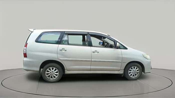 2012 Toyota Innova VX 2.5 8 STR, Diesel, Manual, 1,41,402 km, exterior