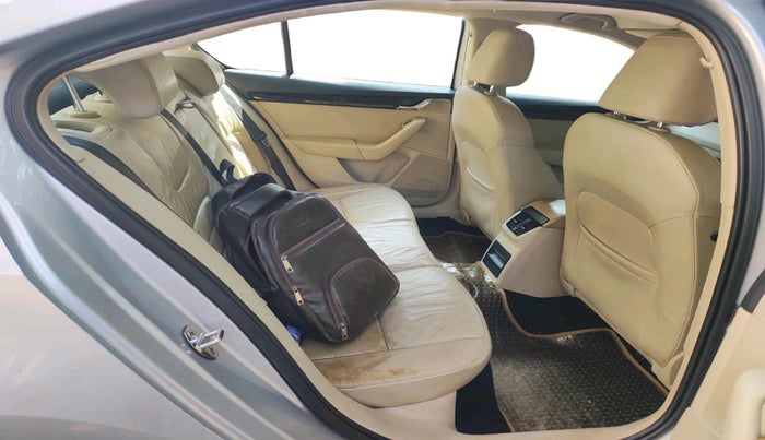 2013 Skoda Octavia AMBITION 2.0 TDI, Diesel, Manual, 1,04,575 km, interior