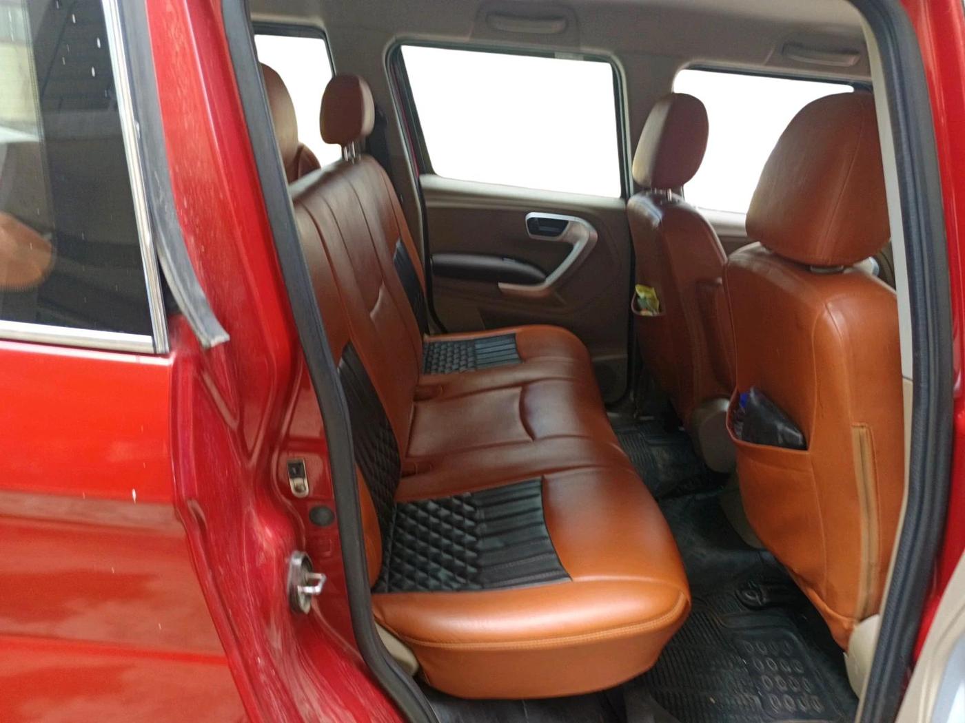 2017 Mahindra TUV300 T8, Diesel, Manual, 83,711 km, interior