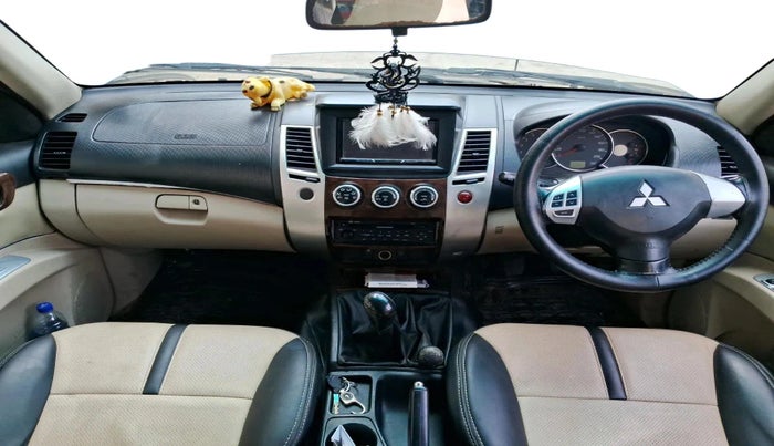 2013 Mitsubishi Pajero Sport 2.5 MT 4X4, Diesel, Manual, 1,21,692 km, interior