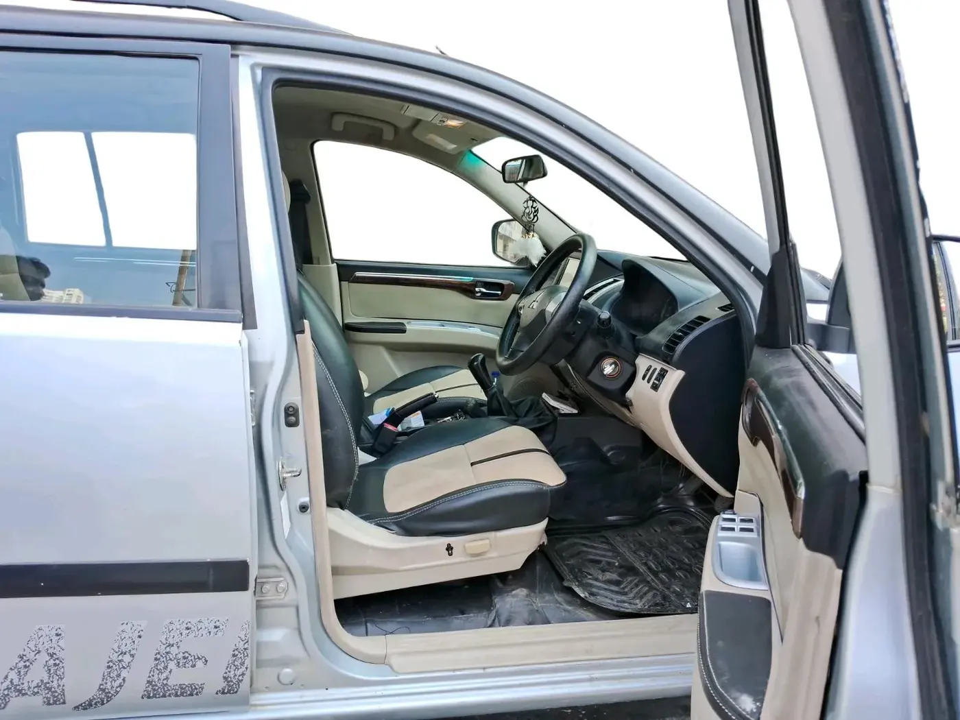 2013 Mitsubishi Pajero Sport 2.5 MT 4X4, Diesel, Manual, 1,21,692 km, interior