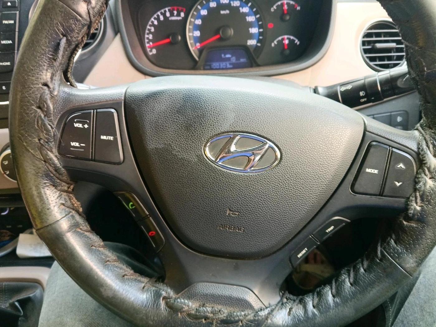 2016 Hyundai Xcent SX 1.2, Petrol, Manual, 1,00,303 km, interior