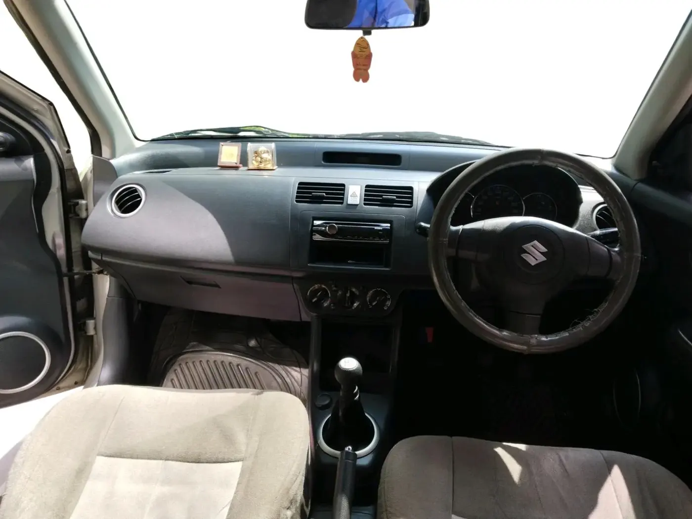 2011 Maruti Swift VXI, CNG, Manual, 69,304 km, interior
