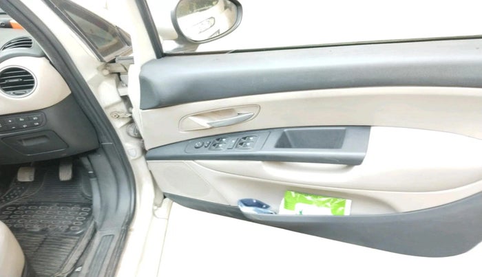 2015 Fiat Linea EMOTION 1.3 L ADVANCED MULTIJET, Diesel, Manual, 89,411 km, interior