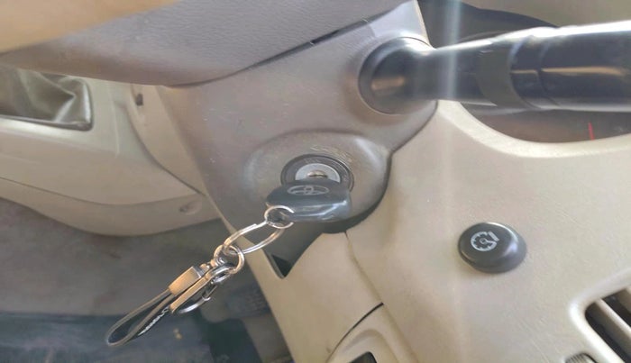 2012 Toyota Innova VX 2.5 7 STR, Diesel, Manual, 2,02,074 km, interior