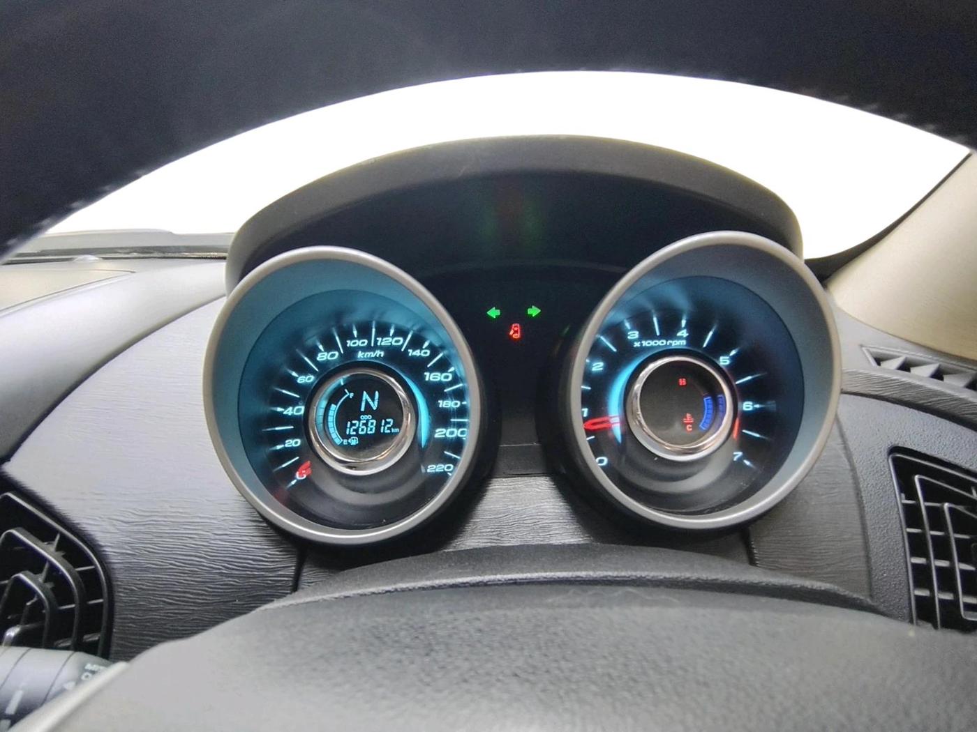 2015 Mahindra XUV500 W10, Diesel, Manual, 1,26,812 km, interior