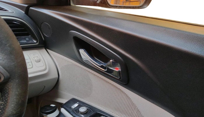 2021 Mahindra XUV300 W8(O) 1.2 PETROL DUAL TONE, Petrol, Manual, 74,998 km, interior