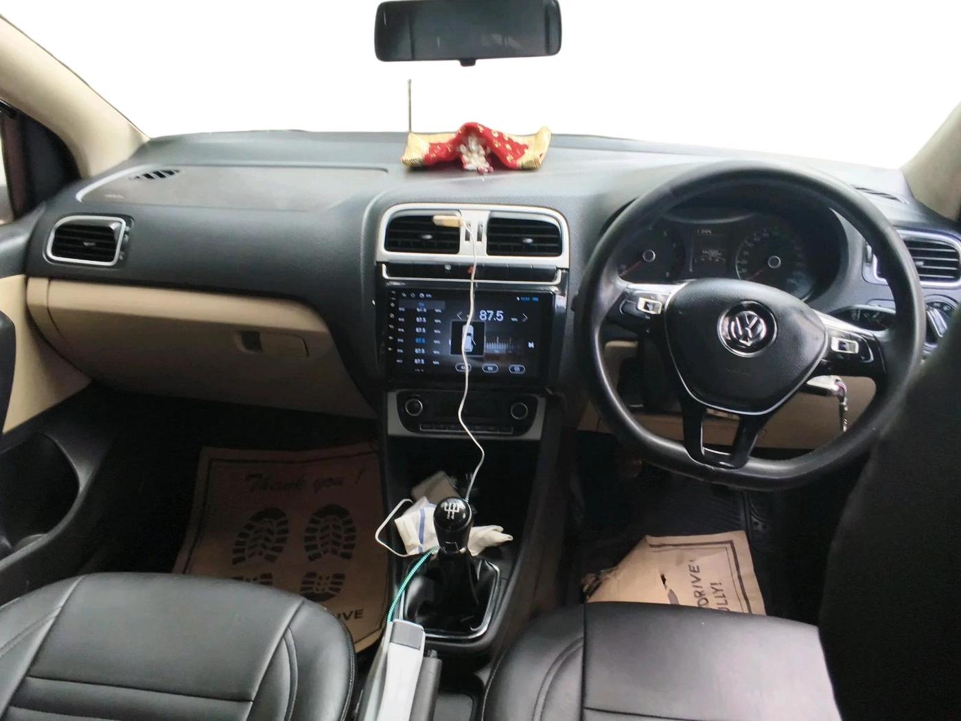2015 Volkswagen Polo HIGHLINE1.2L, Petrol, Manual, 1,44,322 km, interior