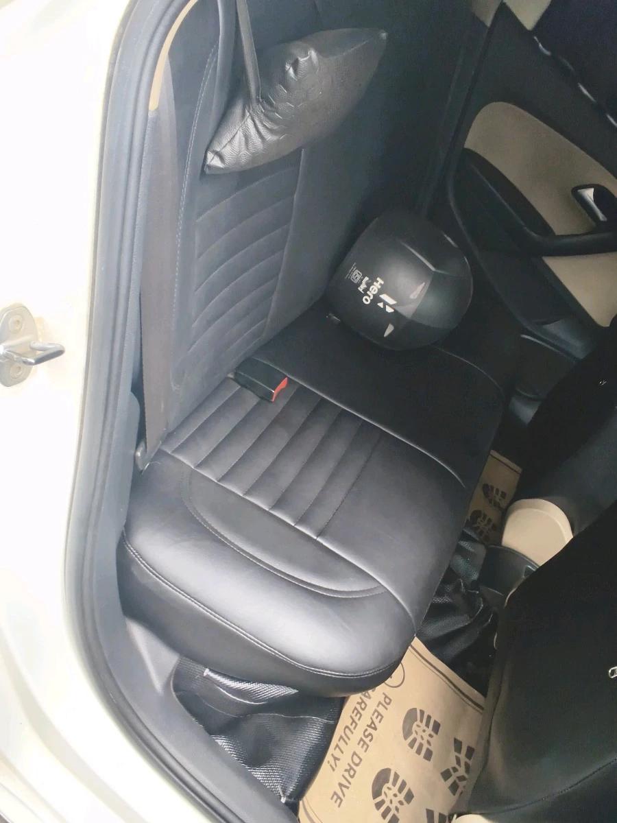 2015 Volkswagen Polo HIGHLINE1.2L, Petrol, Manual, 1,44,322 km, interior