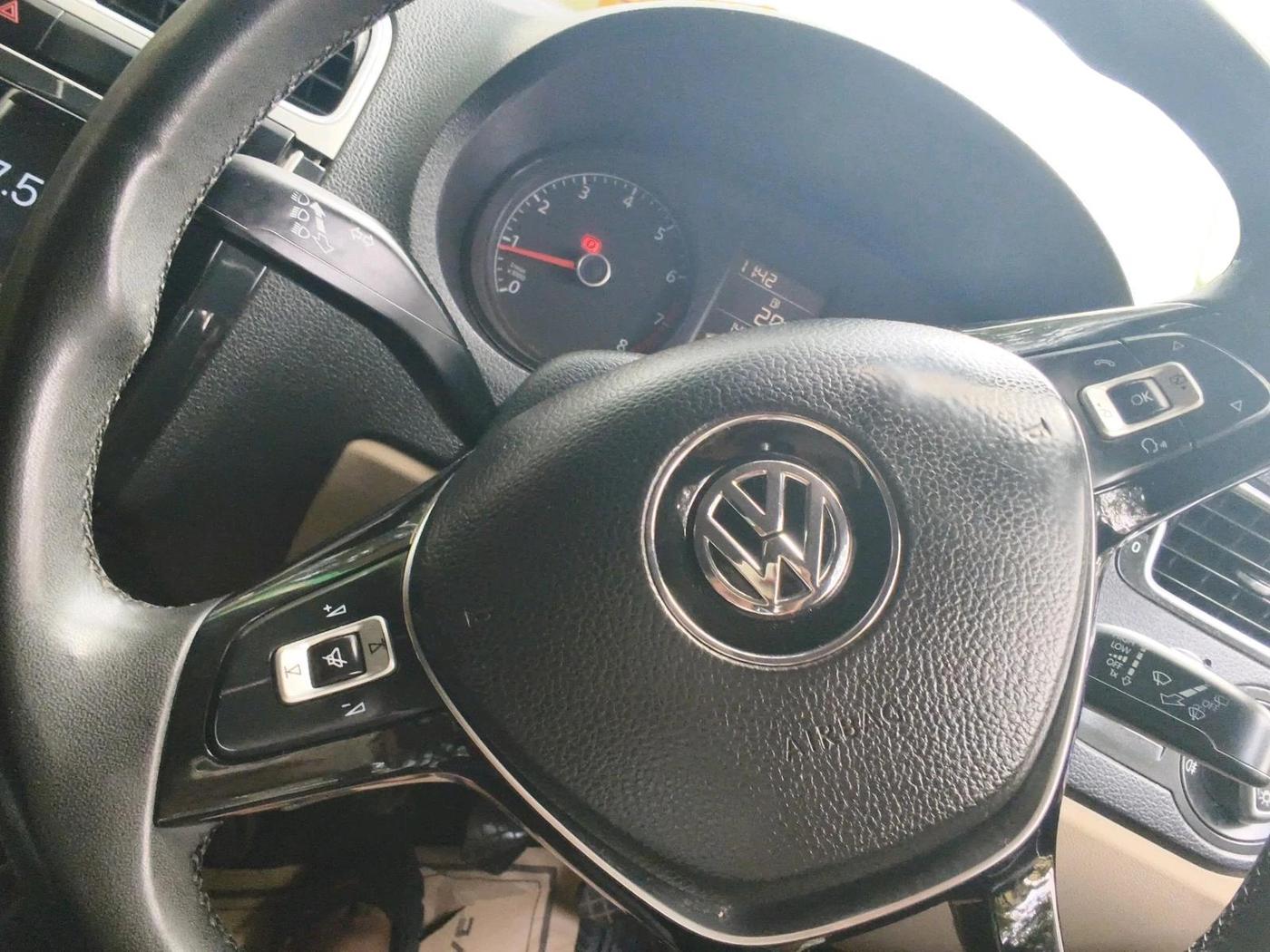 2015 Volkswagen Polo HIGHLINE1.2L, Petrol, Manual, 1,44,322 km, interior