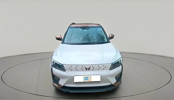 2024 Mahindra XUV400 EL Pro 39.4 KWH Dual Tone, Electric, Automatic, 11,963 km, exterior