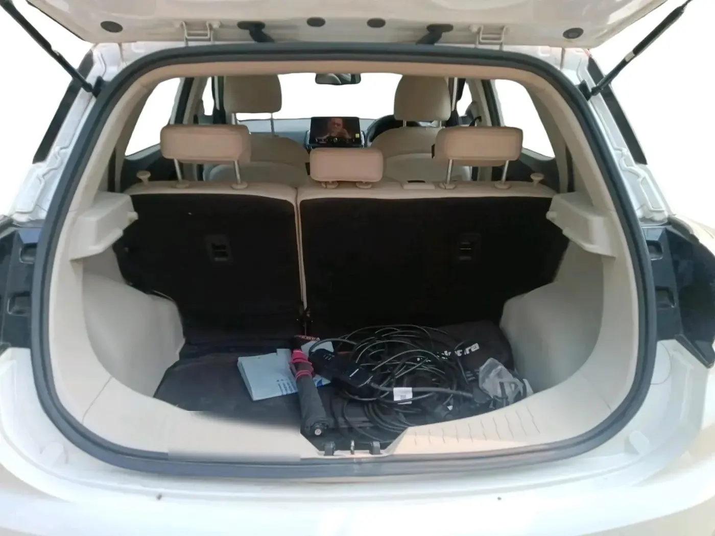 2024 Mahindra XUV400 EL Pro 39.4 KWH Dual Tone, Electric, Automatic, 11,963 km, exterior