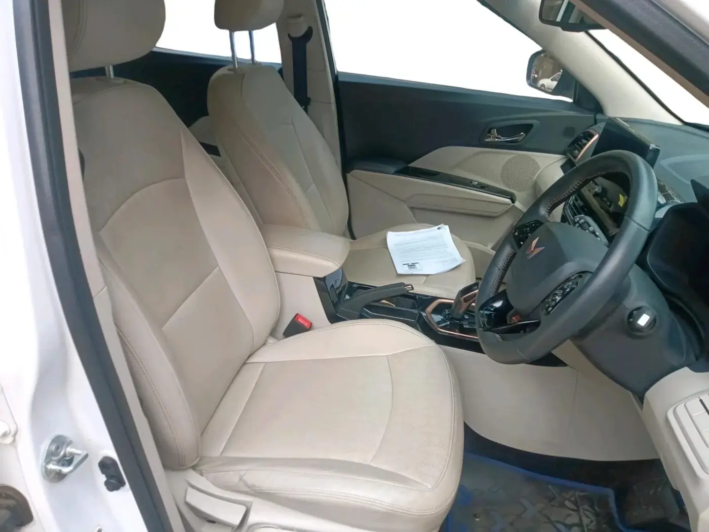 2024 Mahindra XUV400 EL Pro 39.4 KWH Dual Tone, Electric, Automatic, 11,963 km, interior