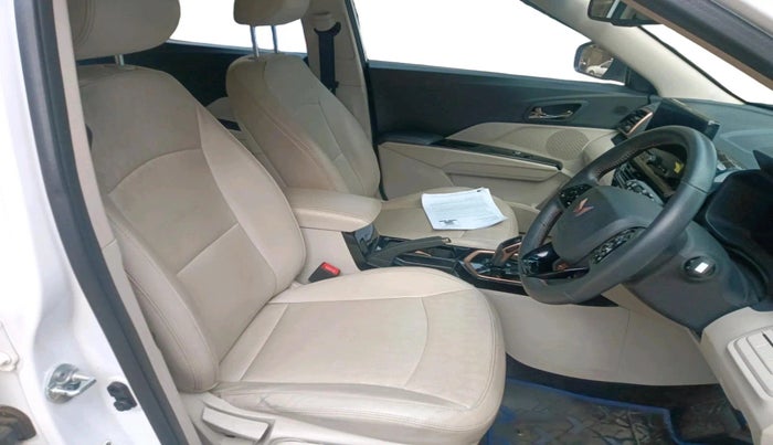 2024 Mahindra XUV400 EL Pro 39.4 KWH Dual Tone, Electric, Automatic, 11,963 km, interior