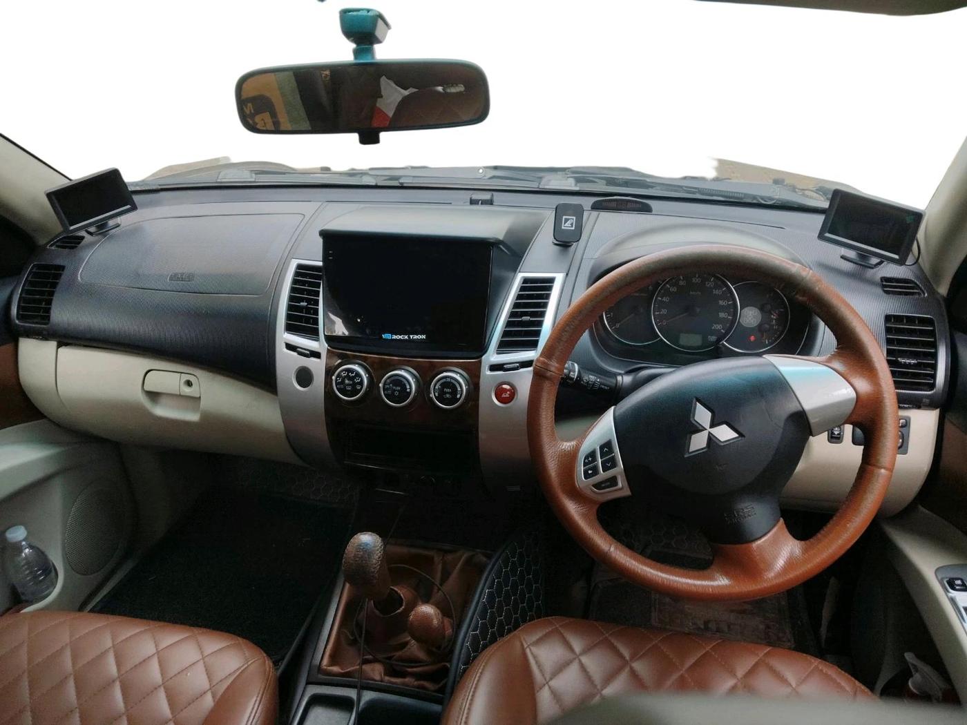 2014 Mitsubishi Pajero Sport 2.5 MT, Diesel, Manual, 1,59,520 km, interior